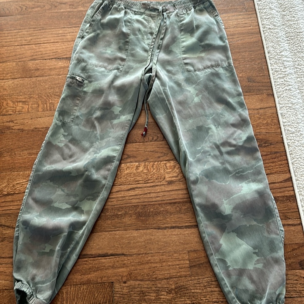 Anthropologie camo elastic waist & bottom S